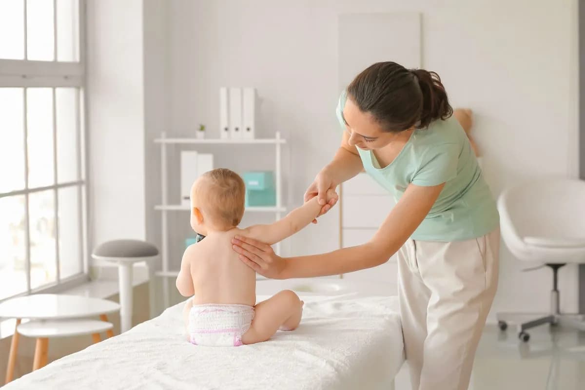 Kiedy z dzieckiem do fizjoterapeuty? Objawy, które warto znać