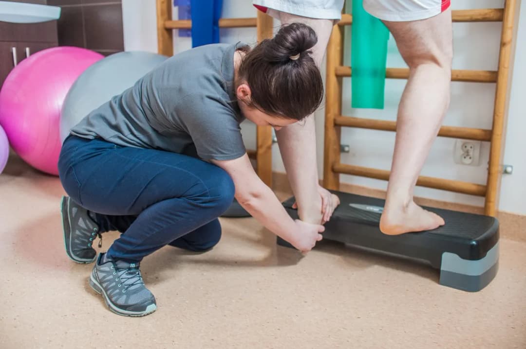 Co jest potrzebne na rehabilitację? Niezbędne akcesoria i porady